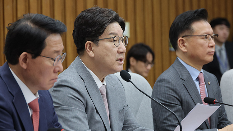 국민의힘 권성동 원내대표가 29일 국회에서 열린 원내대책회의에서 발언하고 있다. /연합뉴스