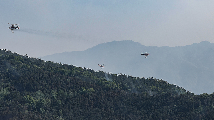대구 대형 산불 발생 이틀째인 29일 대구 북구 산불 현장에서 산불 진화 헬기가 분주히 움직이고 있다./연합뉴스