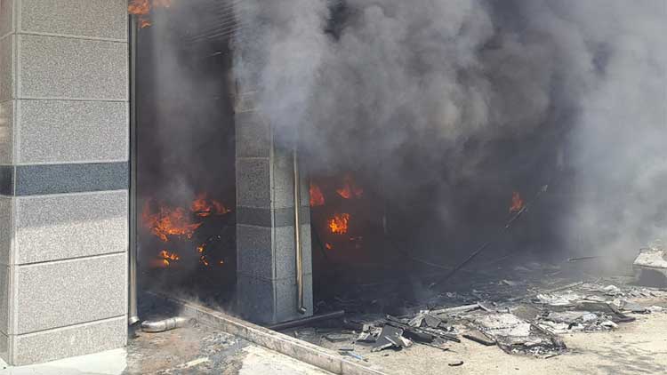 /전주의 한 다가구 주택에 주차돼 있는 차량에서 화재가 발생한 모습