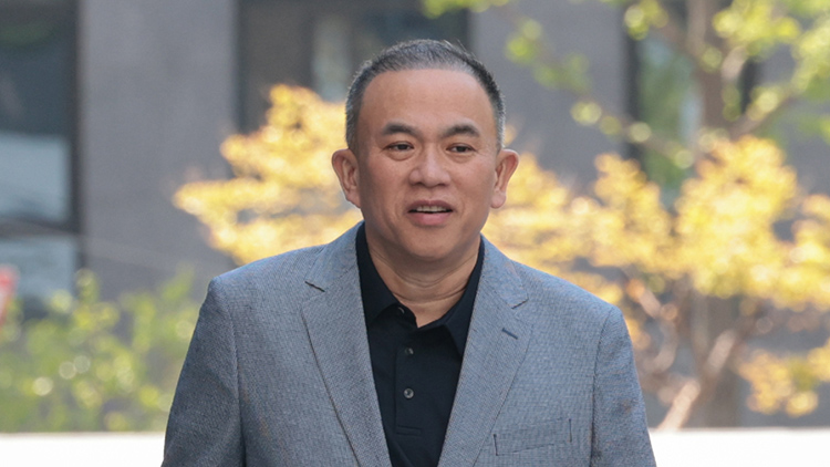 29일 '정치 브로커' 명태균 씨가 윤석열 전 대통령 부부와 구(舊)여권 정치인 다수가 연루된 공천 개입·여론조사 의혹 관련 조사를 받기 위해 서초구 서울고검으로 들어서고 있다. /연합뉴스