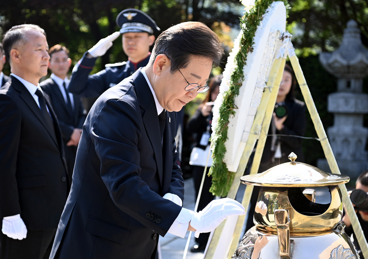 더불어민주당 이재명 대선 후보가 지난 28일 동작구 국립서울현충원 고 이승만 전 대통령 묘역을 찾아 참배하고 있다. /공동취재