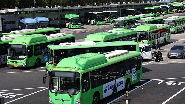 서울의 한 버스 차고지에 버스들이 주차돼 있다.
 /연합뉴스