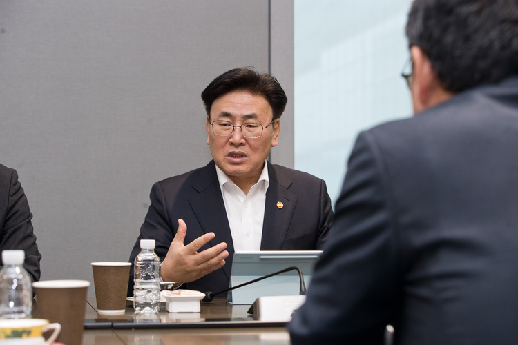 유상임 과학기술정보통신부 장관이 30일 오전 서울 중구 SK텔레콤 본사를 방문해 사고 현장 및 조치 현황을 점검하고, 국민의 불편과 불안을 최소화하기 위한 전사적인 조치를 당부하고 있다.