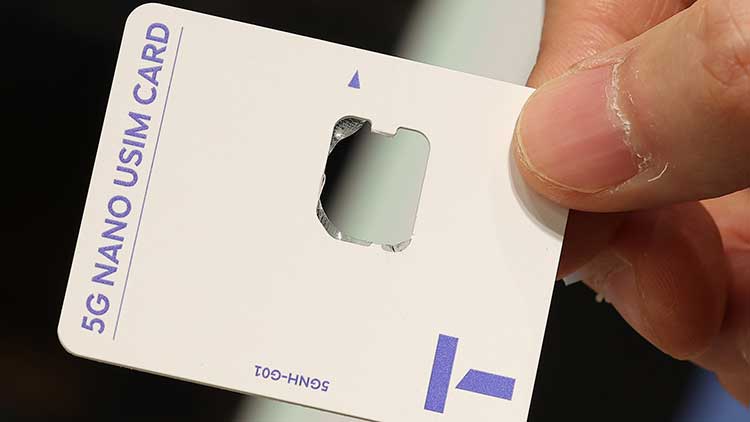 사진은 지난 25일 서울 한 SKT 대리점에서 한 직원이 사용한 유심 카드를 들어 보이고 있다. /연합뉴스