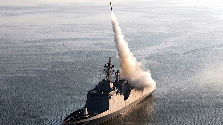 북한 김정은 국무위원장이 신형 '다목적구축함' 최현호(號) 진수 사흘 만에 진행된 첫 무장 시험사격을 참관하고 '해군의 핵무장화'에 속도를 내라고 지시했다. 미사일총국, 국방과학원, 탐지전자전총국이 구축함 최현호에 탑재된 무장체계의 성능 및 전투 적용성 시험에 착수했다고 조선중앙통신이 30일 보도했다. /조선중앙통신·연합뉴스