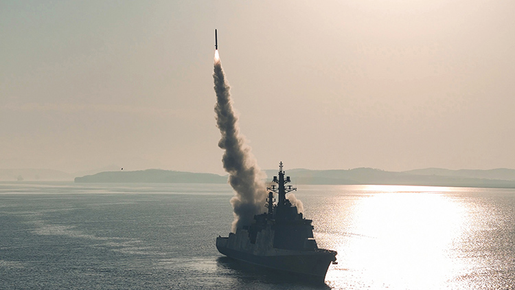 북한 김정은 국무위원장이 신형 '다목적구축함' 최현호(號) 진수 사흘 만에 진행된 첫 무장 시험사격을 참관하고 '해군의 핵무장화'에 속도를 내라고 지시했다. 미사일총국, 국방과학원, 탐지전자전총국이 구축함 최현호에 탑재된 무장체계의 성능 및 전투 적용성 시험에 착수했다고 조선중앙통신이 30일 보도했다. /조선중앙통신·연합뉴스