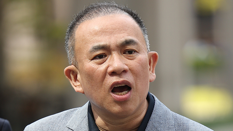 '정치 브로커' 명태균 씨가 30일 윤석열 전 대통령 부부와 구(舊)여권 정치인 다수가 연루된 공천 개입·여론조사 의혹 관련 조사를 받기 위해 서초구 서울고등검찰청으로 향하며 취재진의 질문에 답변하고 있다. /연합뉴스