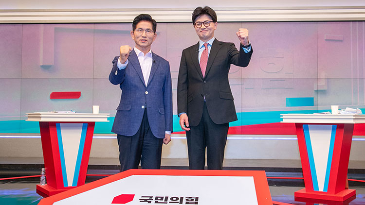 국민의힘 제21대 대통령선거 경선 결선투표에 진출한 김문수(왼쪽), 한동훈 후보가 30일 서울 중구 TV조선에서 TV토론에 앞서 포즈를 취하고 있다. /국회사진기자단