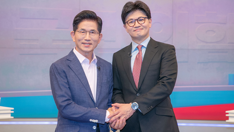 국민의힘 제21대 대통령선거 경선 결선투표에 진출한 김문수(왼쪽), 한동훈 후보가 30일 서울 중구 TV조선에서 TV토론에 앞서 포즈를 취하고 있다. /국회사진기자단