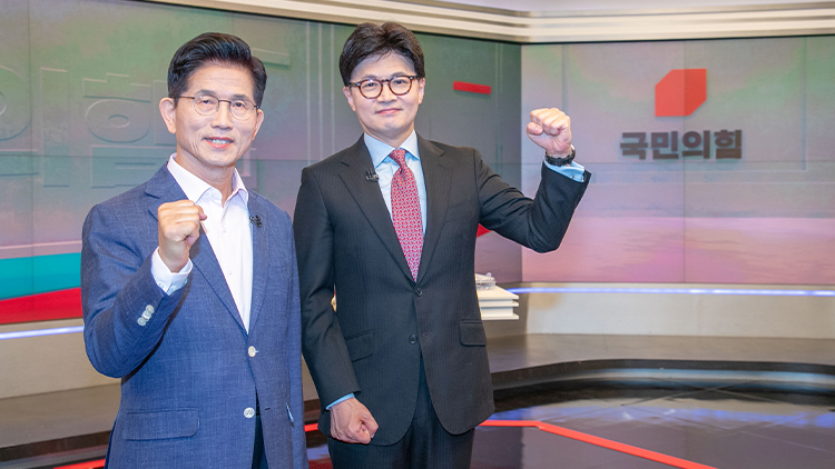 국민의힘 제21대 대통령선거 경선 결선투표에 진출한 김문수(왼쪽), 한동훈 후보가 30일 서울 중구 TV조선에서 TV토론에 앞서 포즈를 취하고 있다.  /국회사진기자단