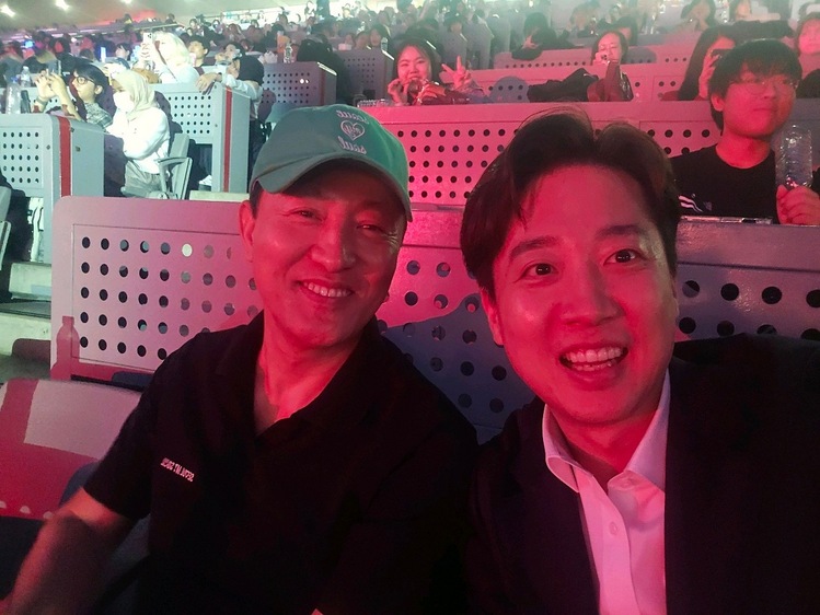 오세훈 서울시장과 이준석 개혁신당 대선 후보가 지난 30일 서울월드컵경기장에서 열린 '서울스프링페스타 WONDER SHOW'에서 개막식을 관람하고 있다/이준석 캠프 제공