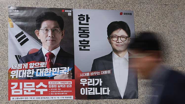 지난 30일 서울 여의도 국회 국민의힘 사무실 앞 복도에 대선 최종 경선에 오른 김문수·한동훈 후보의 벽보가 붙어 있다. /연합뉴스 