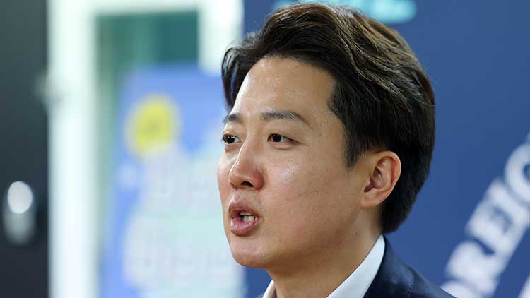 개혁신당 이준석 대선후보가 1일 대학생들과의 소통을 위한 '학식먹자 이준석' 플랫폼 두번째 학교로 서울 동대문구 한국외국어대학교를 찾아 학생들과의 대화를 마친 뒤 취재진 질문에 답하고 있다. /연합뉴스 