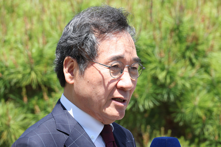 새미래민주당 이낙연 상임고문이 2일 대구 북구 침산동 한 식당 앞에서 인터뷰를 하고 있다. /연합뉴스