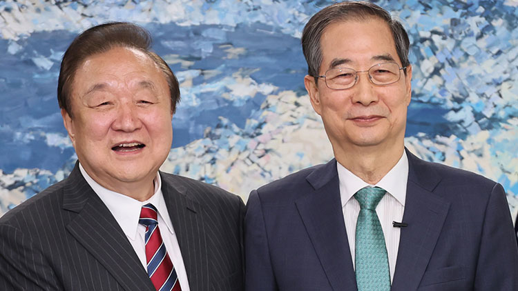 한덕수 전 국무총리가 3일 서울 여의도 국회 헌정기념관을 방문, 정대철 헌정회장과 악수하고 있다. /연합뉴스
