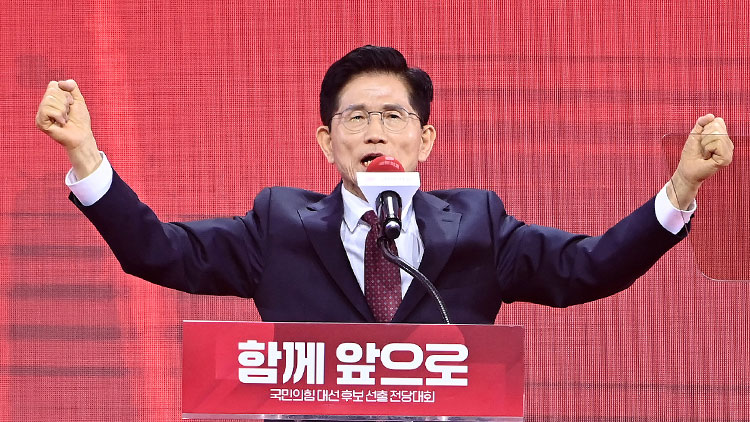 국민의힘 대선 후보로 선출된 김문수 후보가 3일 경기 고양시 킨텍스에서 열린 국민의힘 전당대회에서 수락 연설을 하고 있다. /연합뉴스