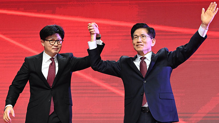 국민의힘 대선 후보로 선출된 김문수 후보(오른쪽)가 3일 경기 고양시 킨텍스에서 열린 국민의힘 전당대회에서 기뻐하고 있다. /연합뉴스