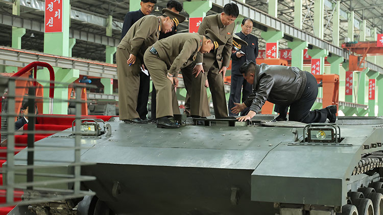 김정은 북한 국무위원장이 중요땅크(탱크)공장을 현지지도하고 생산실태와 현대화사업 정형(경과), 탱크 핵심기술 연구과제 수행 정형을 파악했다고 조선중앙통신이 4일 보도했다. 탱크공장 방문에는 조춘룡 당 중앙위원회 비서, 김정식 당 중앙군사위원, 김용환 국방과학원 원장 등이 동행했다. /연합뉴스