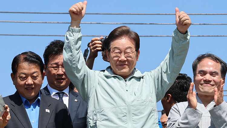 더불어민주당 이재명 대선 후보가 '골목골목 경청투어 : 단양8경편'에 나선 4일 경북 영주시 문정둔치에서 열린 한국선비문화축제장을 찾아 시민들에게 인사하고 있다. /연합뉴스
