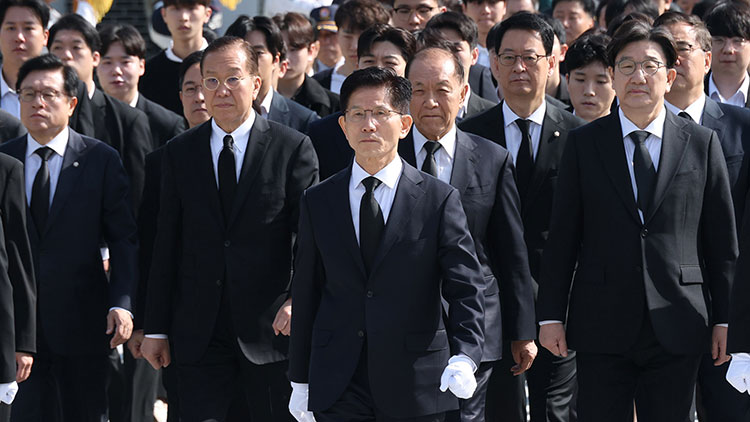 국민의힘 김문수 대선 후보가 4일 서울 동작구 국립서울현충원을 찾아 현충탑에 참배하고 있다. /연합뉴스