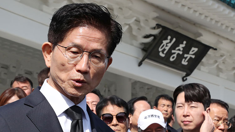 국민의힘 김문수 대선 후보가 4일 서울 동작구 국립서울현충원을 찾아 현충탑에 참배를 마친 뒤 취재진에 발언하고 있다. /연합뉴스