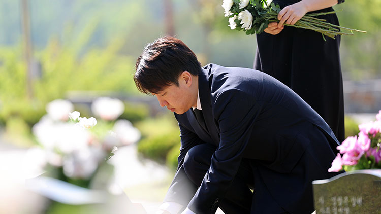 4일 오전 광주 북구 국립 5·18 민주묘지 2묘역에서 이준석 개혁신당 대선 후보가 참배하고 있다. /연합뉴스