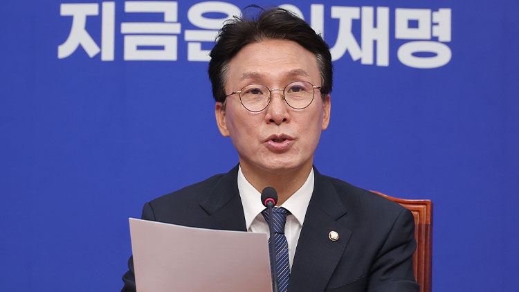 더불어민주당 김민석 상임공동선거대책위원장이 4일 국회에서 열린 기자간담회에서 발언하고 있다. /연합뉴스
