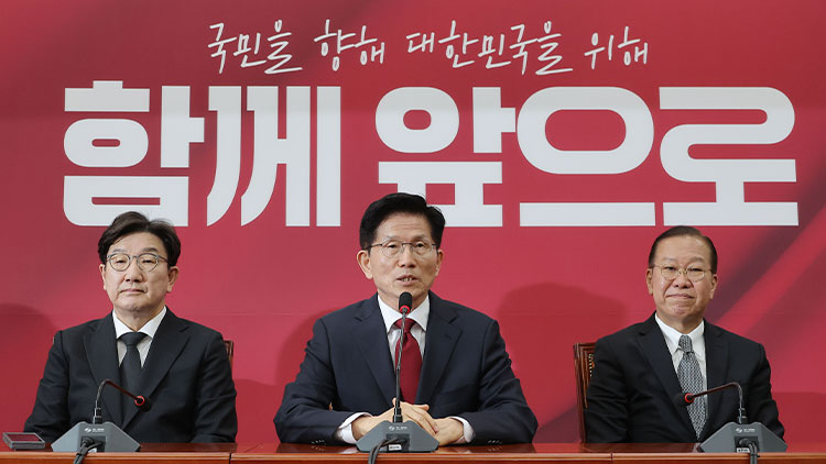 국민의힘 김문수 대선 후보가 4일 국회에서 열린 당 선거대책위원회 회의에서 발언하고 있다. /연합뉴스
