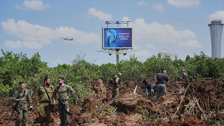 예멘 후티 반군이 발사한 발사체가 이스라엘 텔아비브의 벤구리온 국제공항 주변에 떨어져 점검하는 모습 /AP=연합뉴스
