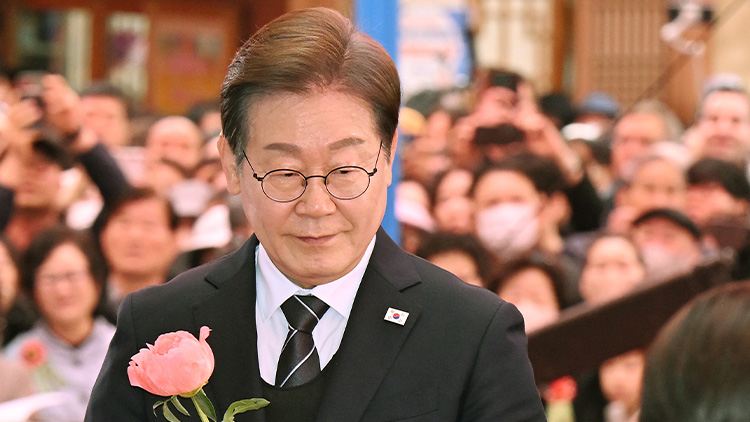 더불어민주당 이재명 대선 후보가 5일 서울 종로구 조계사에서 열린 불기 2569년 부처님오신날 봉축법요식에서 육법공양 중 헌화를 위해 이동하고 있다. /연합뉴스