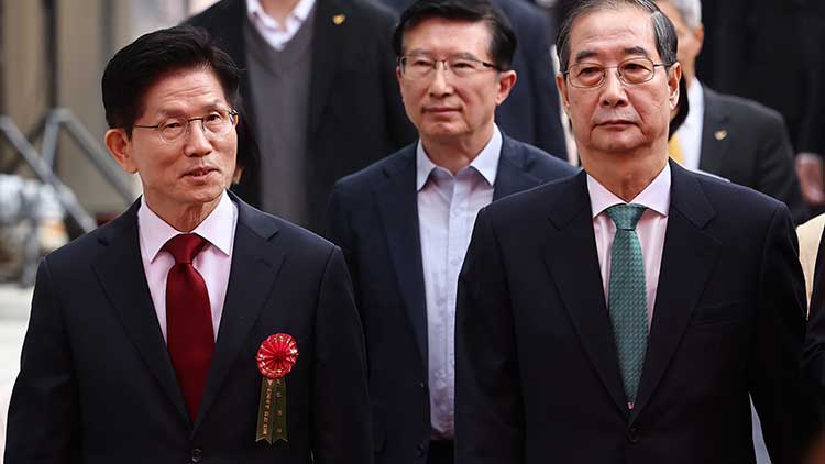 국민의힘 김문수 대선 후보(왼쪽)와 무소속 한덕수 대선 예비후보가 5일 서울 종로구 조계사에서 열린 불기 2569년 부처님오신날 봉축법요식에 참석하고 있다. /연합뉴스 