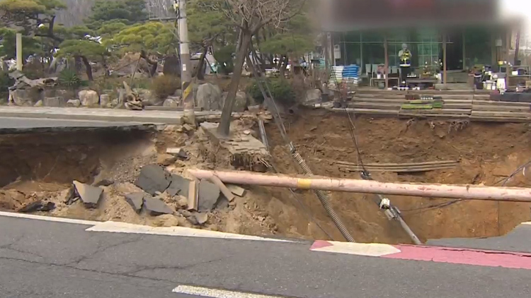 지난 3월 24일 강동구 명일동에서 발생한 대형 땅꺼짐 현장의 모습.  /TV조선 방송화면 캡처