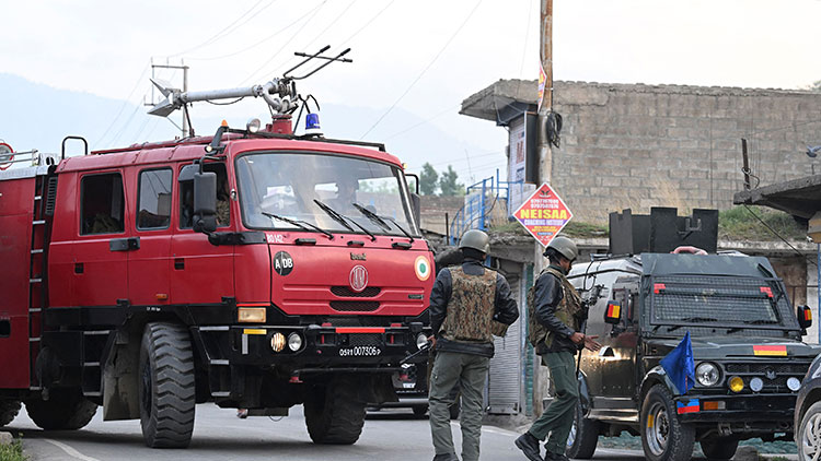 군인들이 큰 폭발음을 듣고 모여들고 있습니다. /AFP=연합뉴스