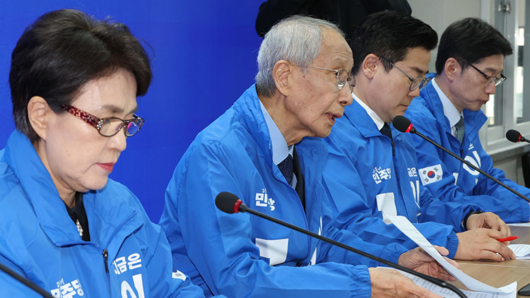 더불어민주당 윤여준 상임총괄선대위원장이 7일 서울 여의도 당사에서 열린 중앙선거대책위원회의에서 발언하고 있다. /연합뉴스