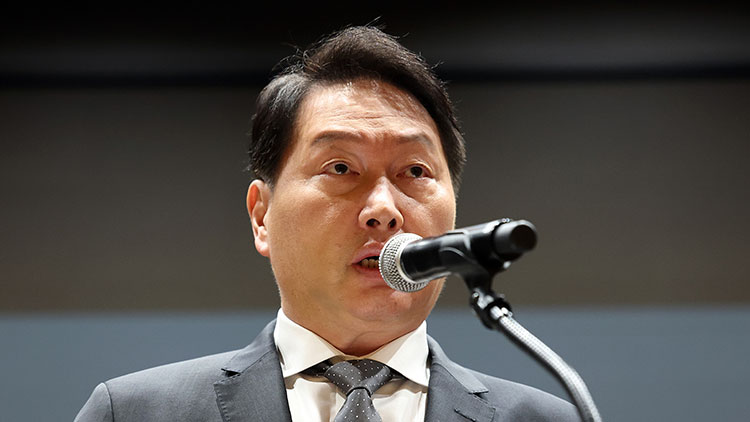 최태원 SK그룹 회장이 7일 서울 중구 SKT타워에서 열린 유심 정보 유출 관련 일일 브리핑에 참석, SK텔레콤에서 일어난 해킹 피해에 대해 대국민 사과를 하고 있다. /공동취재단