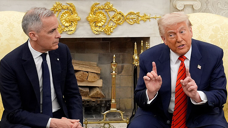 도널드 트럼프 미국 대통령(오른쪽)과 마크 카니 캐나다 총리가 6일(현지시간) 미 워싱턴 DC 백악관에서 회담을 하고 있다. /AP=연합뉴스