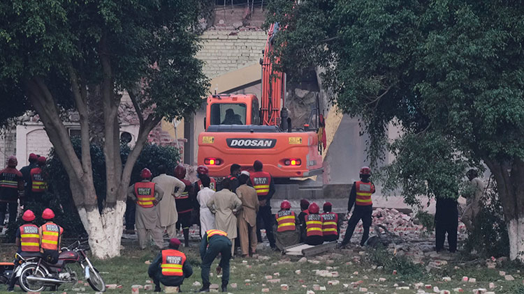 인도 미사일 공격으로 인한 피해 현장에서 구조대원들이 굴착기로 잔해를 치우고 있습니다 /AP=연합뉴스