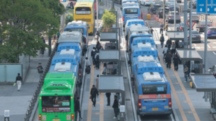 서울 시내버스 노조가 연휴가 끝난 뒤 첫차부터 준법투쟁(준법운행)을 재개한 7일 오전 서울역 앞 버스환승센터 정류장에 버스들이 줄지어 서 있다. /연합뉴스