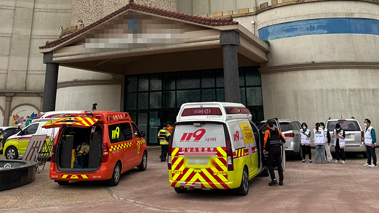지난 5일 오전 전남 완도군 완도읍 한 리조트에서 숙박객 14명이 두통과 어지럼증 등 가스중독 증상을 보여 119구급대가 환자 이송을 준비하고 있다. /연합뉴스 