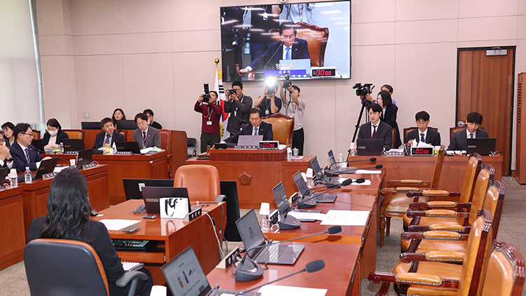 7일 서울 여의도 국회에서 국민의힘 의원들이 퇴장한 가운데 열린 법제사법위원회 전체회의에서 정청래 위원장이 의사봉을 두드리고 있다. /연합뉴스