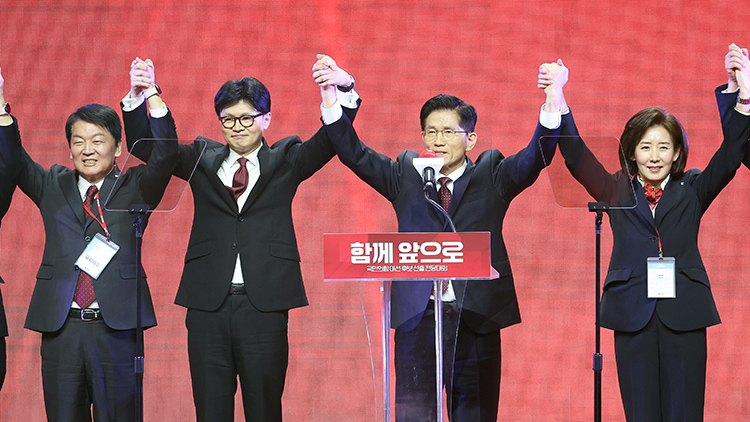 국민의힘 대선 후보로 선출된 김문수 후보(왼쪽 네번째)가 지난 3일 경기 고양시 킨텍스에서 열린 국민의힘 전당대회에서 후보들과 손을 들어올리고 있다. /연합뉴스 