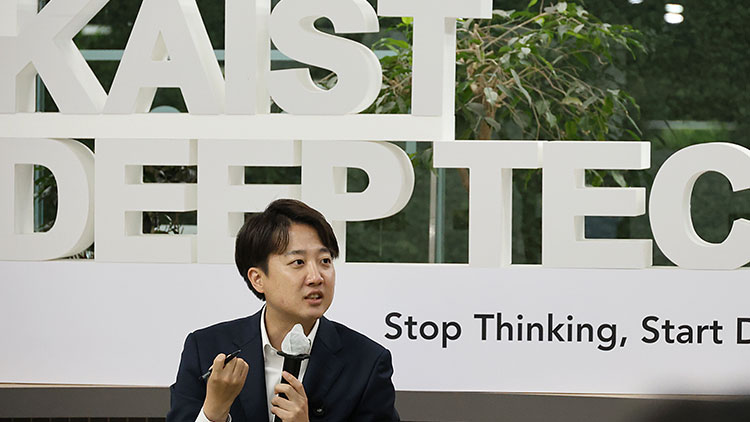 개혁신당 이준석 대선후보가 7일 오후 대전 유성구 한국과학기술원(KAIST)에서 재학생들과 '2030 현장 청취' 간담회를 진행하고 있다. /연합뉴스