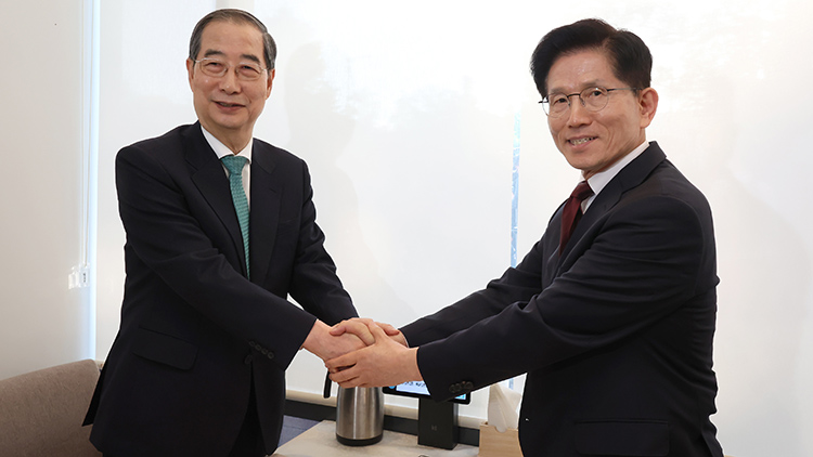 국민의힘 김문수 대선후보(오른쪽)와 무소속 한덕수 대선 예비후보가 7일 서울 종로구의 한 식당에서 후보 단일화 관련 회동을 하기 전 악수하고 있다. /연합뉴스 