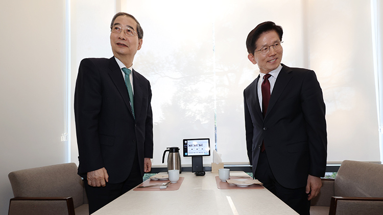 국민의힘 김문수 대선후보와 무소속 한덕수 대선 예비후보가 7일 서울 종로구의 한 식당에서 후보 단일화 관련 회동을 하고 있다. /연합뉴스 