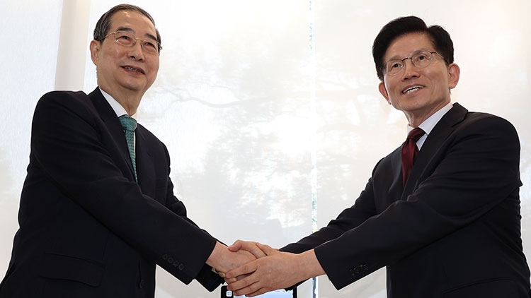 국민의힘 김문수 대선후보와 무소속 한덕수 대선 예비후보가 7일 서울 종로구의 한 식당에서 후보 단일화 관련 회동을 하기 전 악수하고 있다. /연합뉴스