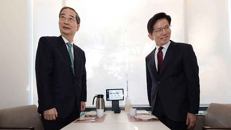 국민의힘 김문수 대선후보와 무소속 한덕수 대선 예비후보가 7일 서울 종로구의 한 식당에서 후보 단일화 관련 회동을 하고 있다. /연합뉴스