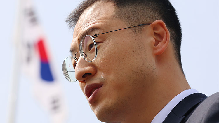 12·3 비상계엄 및 윤석열 전 대통령 탄핵과 관련해 당내에서 탈당 압박을 받아온 김상욱 의원이 8일 서울 동작구 현충원에서 참배 후 탈당 입장을 밝히고 있다. /연합뉴스