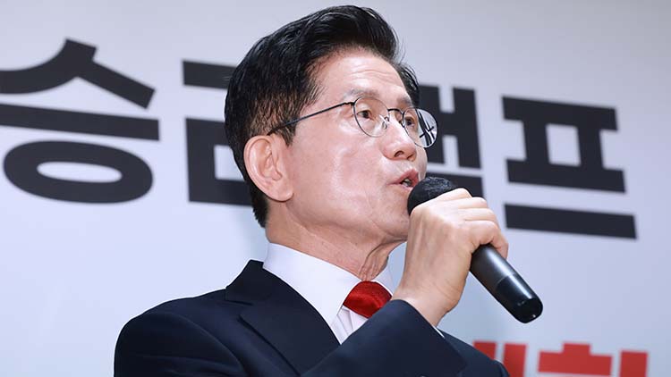 국민의힘 김문수 대선 후보가 8일 서울 여의도 대하빌딩에 마련한 선거 캠프 사무실에서 긴급 기자회견을 열고 후보 단일화에 관한 입장을 밝히고 있다. /연합뉴스