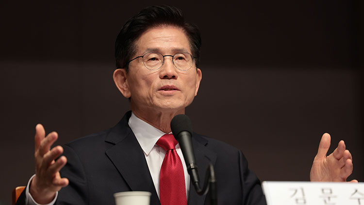 국민의힘 김문수 대선 후보가 8일 서울 중구 한국프레스센터에서 열린 관훈클럽 토론회에서 발언하고 있다. /연합뉴스