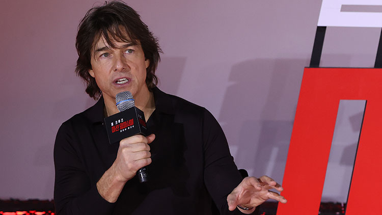 할리우드 배우 톰 크루즈가 8일 서울 송파구 롯데시네마 월드타워에서 열린 영화 '미션 임파서블: 파이널 레코닝' 기자간담회에서 인사말을 하고 있다. /연합뉴스